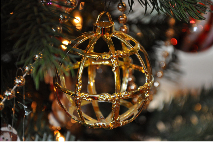 Choosing the Best Christmas Ornaments for Your Artificial Lit Christmas Tree